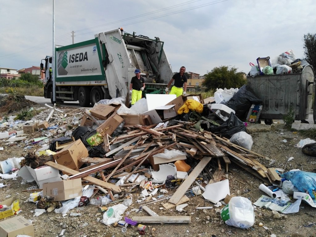 Iseda in azione per bonifica delle discariche a cielo aperto. Si lavora anche sulle spiagge
