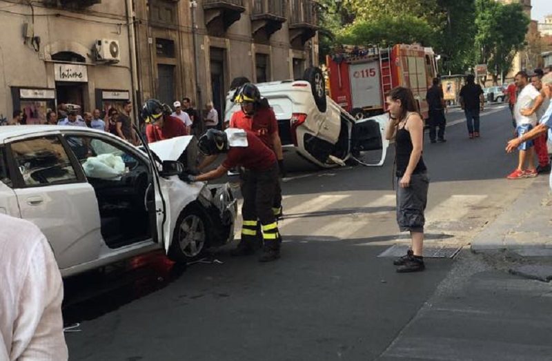 Auto si ribalta in piazza Cavour, due feriti
