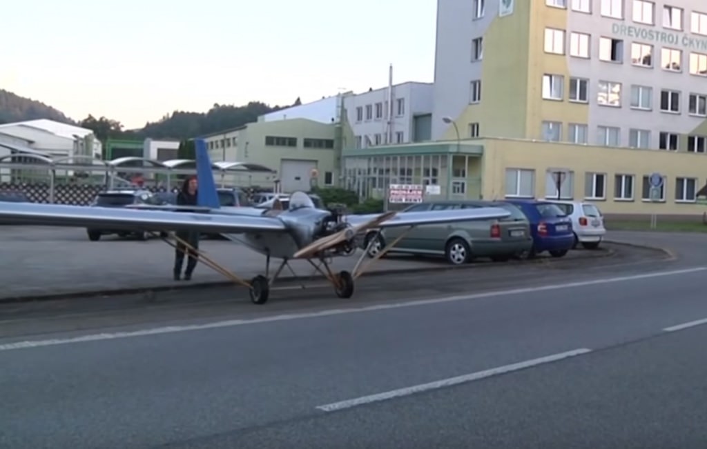 Stanco del traffico, costruisce e va a lavoro con un aereo! VIDEO