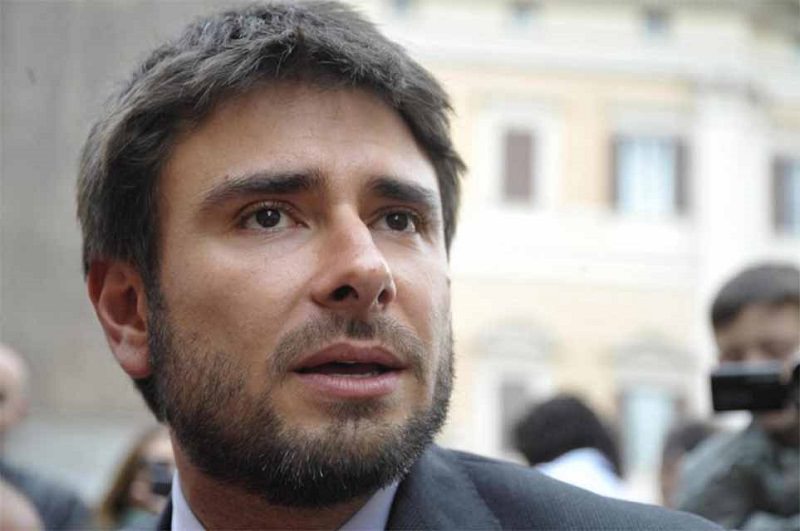 Catania, raccolta fondi Movimento 5 Stelle: Alessandro Di Battista cameriere per un giorno
