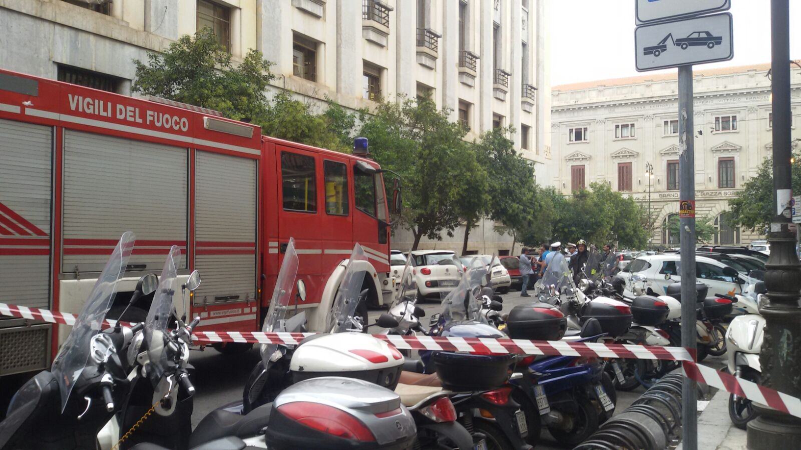 Allarme bomba al Banco di Sicilia di piazza Borsa, “blindato” il perimetro