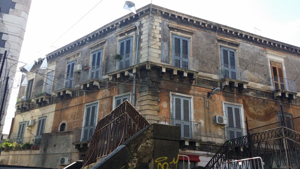 Catania, rischio crollo nel centro storico. Dramma per 6 famiglie. L’ombra della speculazione