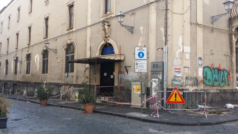 Crollo di cornicioni. Scuola evacuata in pieno centro a Catania