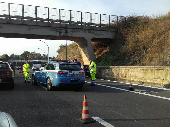 Incidente all’alba sulla A18, scontro tra due auto nei pressi di Acireale