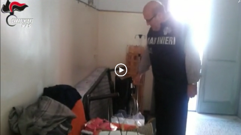 Anziani costretti a vivere in condizioni disumane, scoperta casa di riposo abusiva in centro a Catania. IL VIDEO