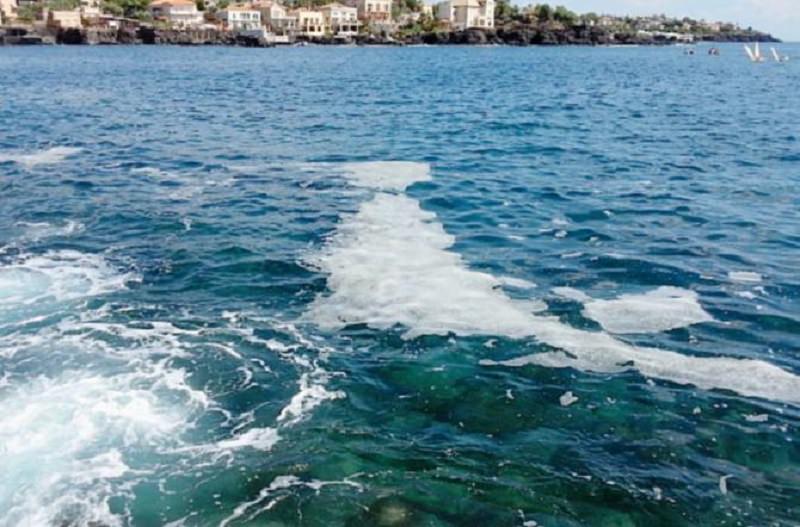 Schiuma e macchie oleose nel mare di Ognina: titoli di coda di una triste estate