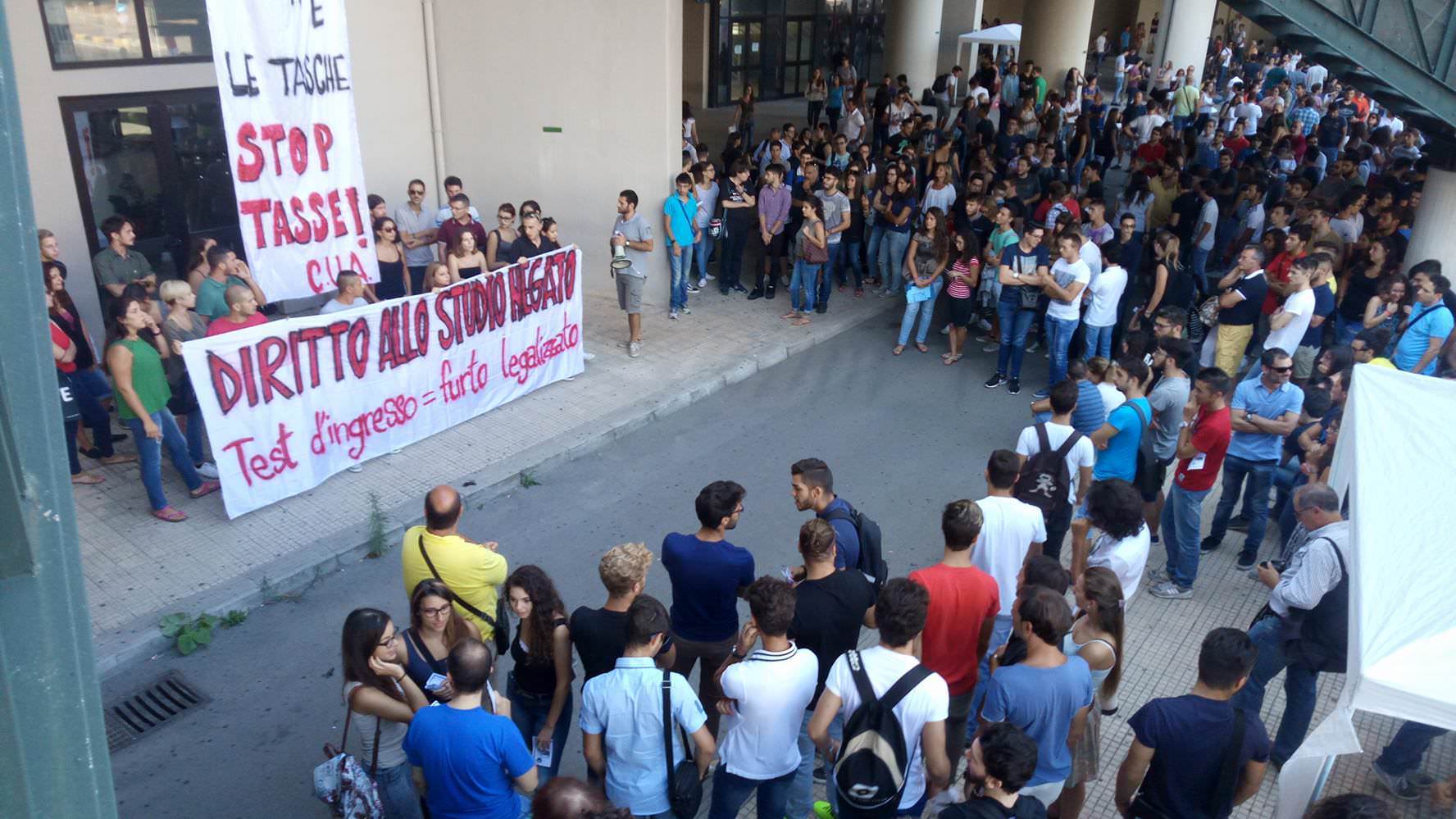Disordini al Teatro Massimo di Palermo: gli studenti contestano Renzi