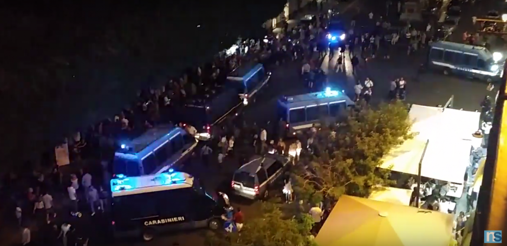 Fuga e scontri con la polizia. “Guerriglia urbana” al centro d’accoglienza: migranti in sommossa