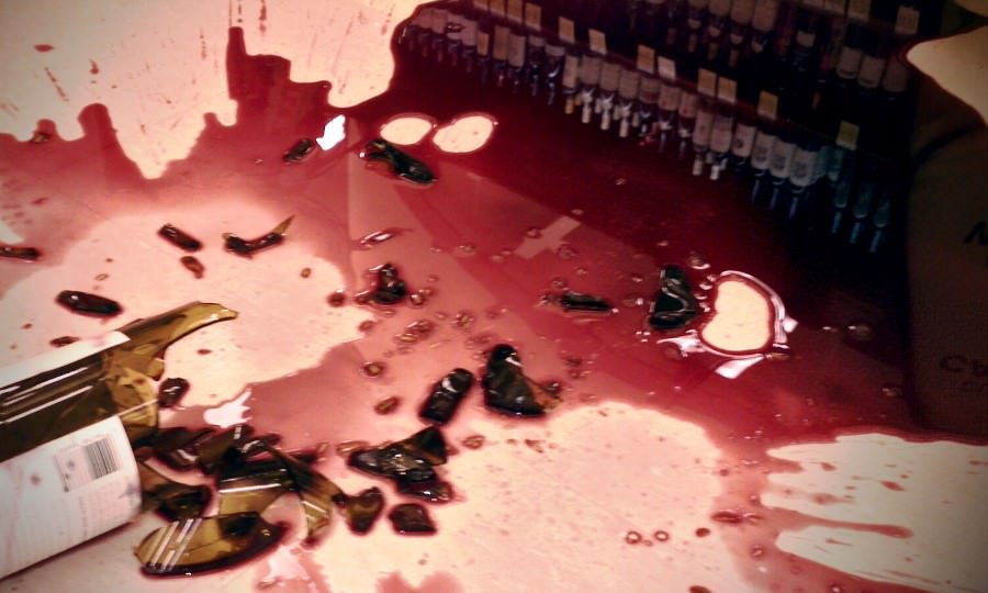 Bottiglie di vino esplodono tra gli scaffali del supermercato. Disposto il ritiro immediato