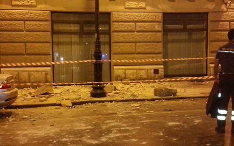 Palermo, crolla balcone del palazzo Giudice di Pace: paura tra i passanti