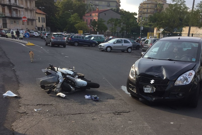 Incidente davanti al Principe Umberto: scooterista sbalzato in aria