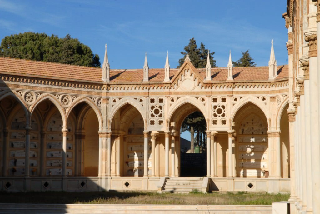 Cimitero di Caltagirone: trovati sacchi con ossa di defunti