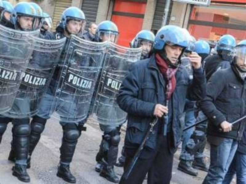 “Ferro e fuoco” per Renzi alla Festa dell’Unità: denunciati anche 5 ultras del Catania