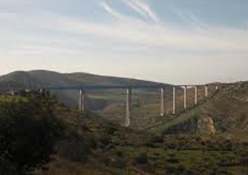 Modica, furgone contro auto: un morto e due feriti