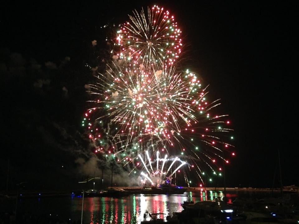 Esplosivi, luminosi, e pericolosi: i fuochi d’artificio riempiono il cielo a Capodanno