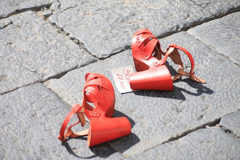 Al via la manifestazione “Rosso la sera” per dire no al femminicidio