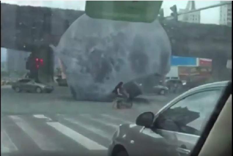 La luna tra le strade della Cina: tutta colpa del tifone Meranti. IL VIDEO