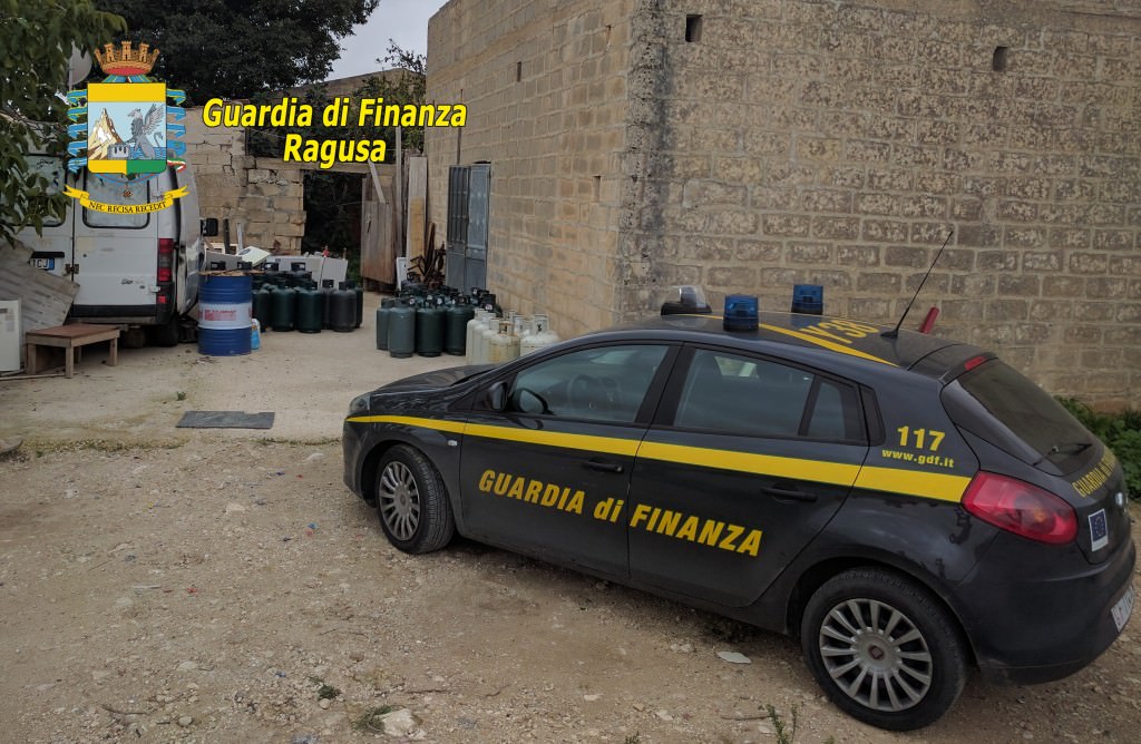 Deposito abusivo di bombole di G.P.L.: scatta il sequestro della Guardia di Finanza
