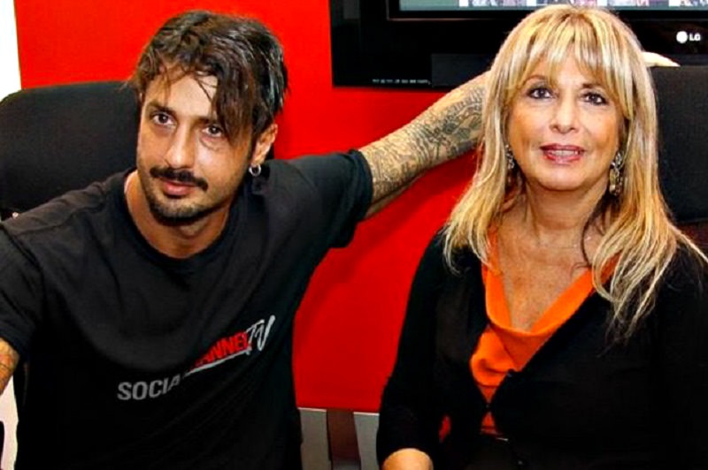 Fabrizio Corona resta in carcere. Parla la madre: “Mio figlio ha distrutto le nostre vite”
