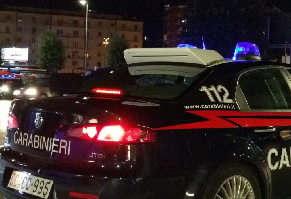 Uomo sospetto in pieno centro: coltello in mano, un altro nel borsello