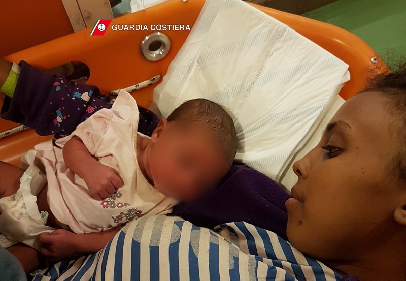 Migranti: nascono tre bambini a bordo della nave Dattilo