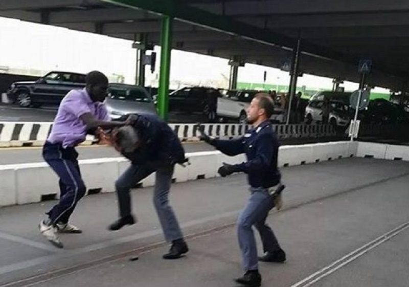 Nigeriano tenta di strangolare un poliziotto e prende a morsi il collega che tenta di salvarlo