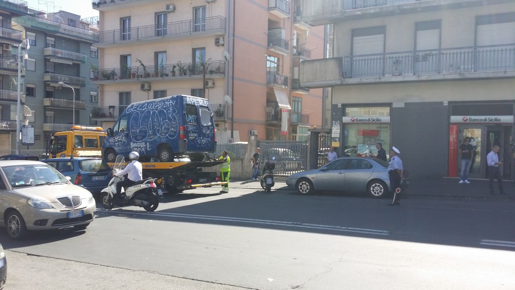 Il mistero del furgone cinese. Catania, tensione davanti a una banca per un mezzo sospetto