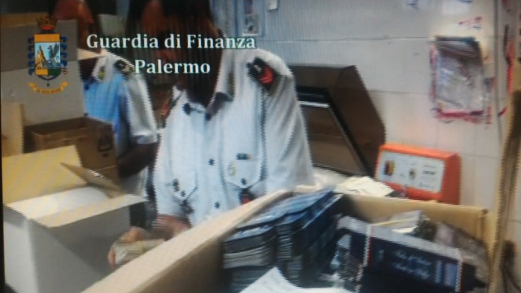 Scoperta fabbrica del falso: già pronti oltre 170 mila profumi. VIDEO