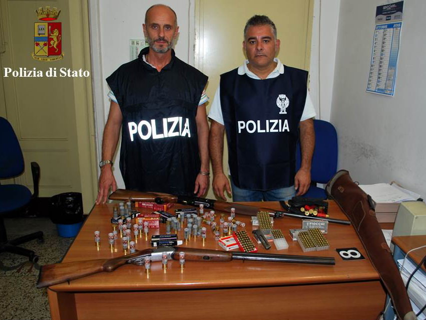 Si introduce di nascosto in un terreno, il proprietario gli spara con un fucile