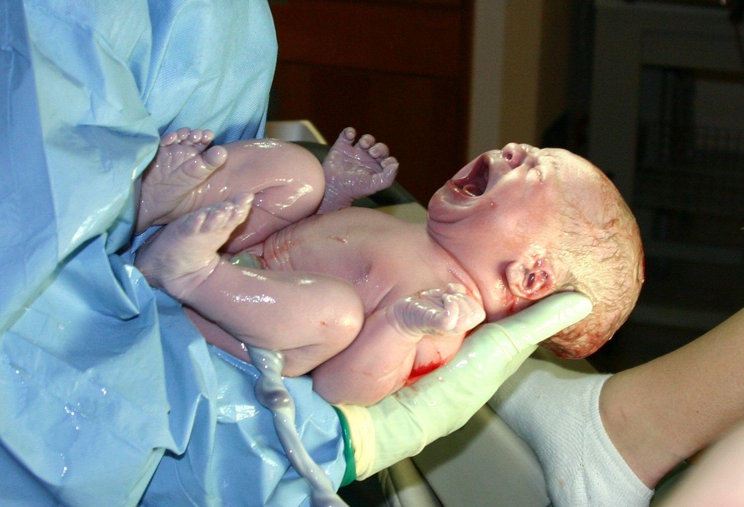 Donna incinta muore in ospedale, i medici salvano il neonato