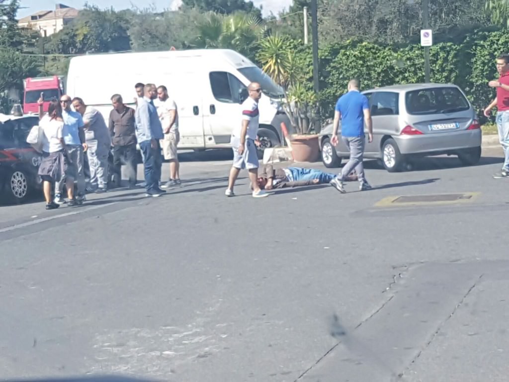 Prima lo investe e poi scappa via: uomo a terra