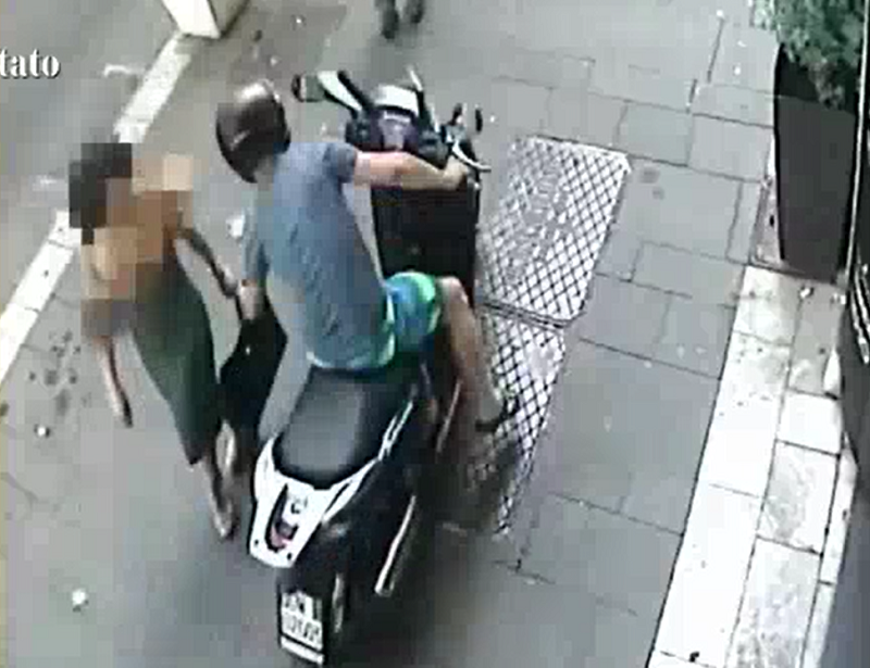 Lui sullo scooter, loro a piedi: arrestato scippatore seriale. FOTO e VIDEO