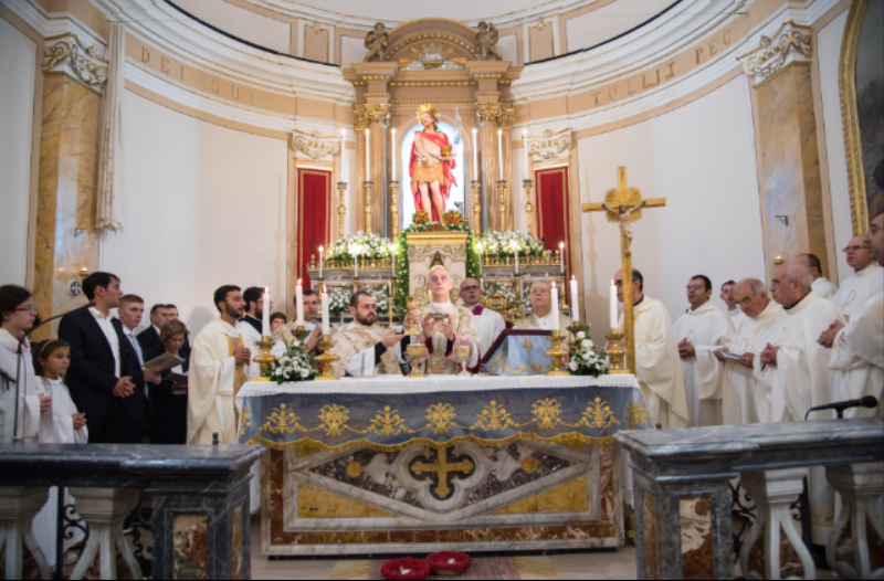 Folla di fedeli ad Aci Trezza per la consacrazione della chiesa madre
