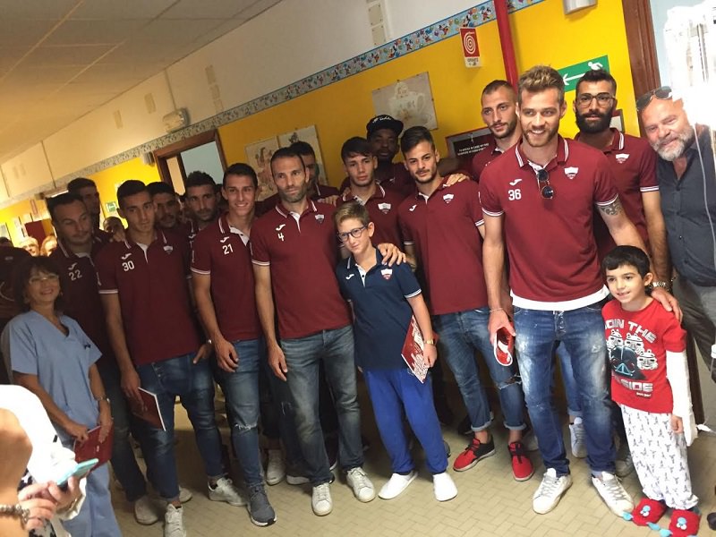 Trapani Calcio in visita al reparto di Pediatria dell’ospedale S. Antonio Abate