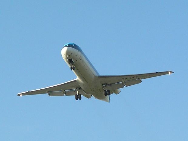 Passeggeri “molesti” in volo scatenano panico: aereo costretto ad atterraggio d’emergenza