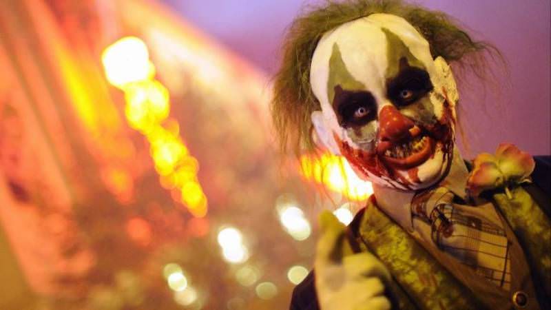 Travestito da clown cattivo vaga nel buio: un altro avvistamento