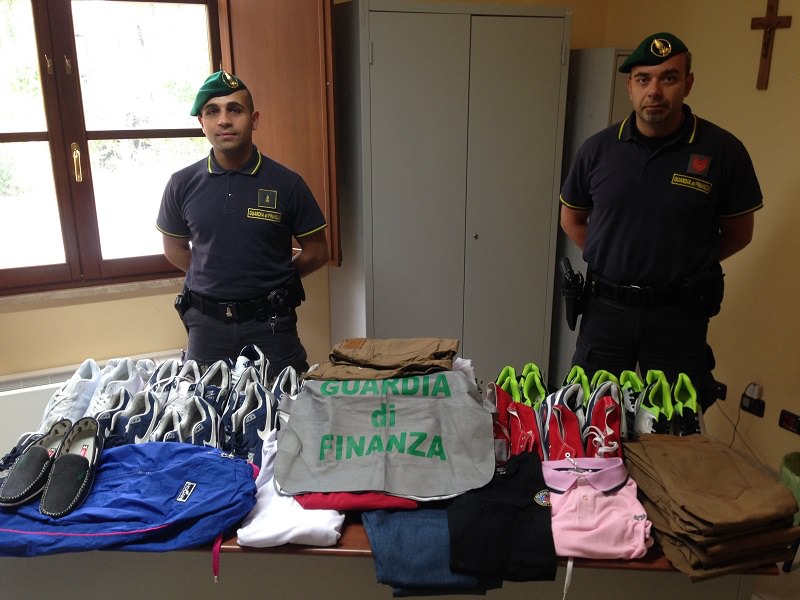 Prodotti contraffatti: sequestrati centinaia di abiti, accessori e un’auto