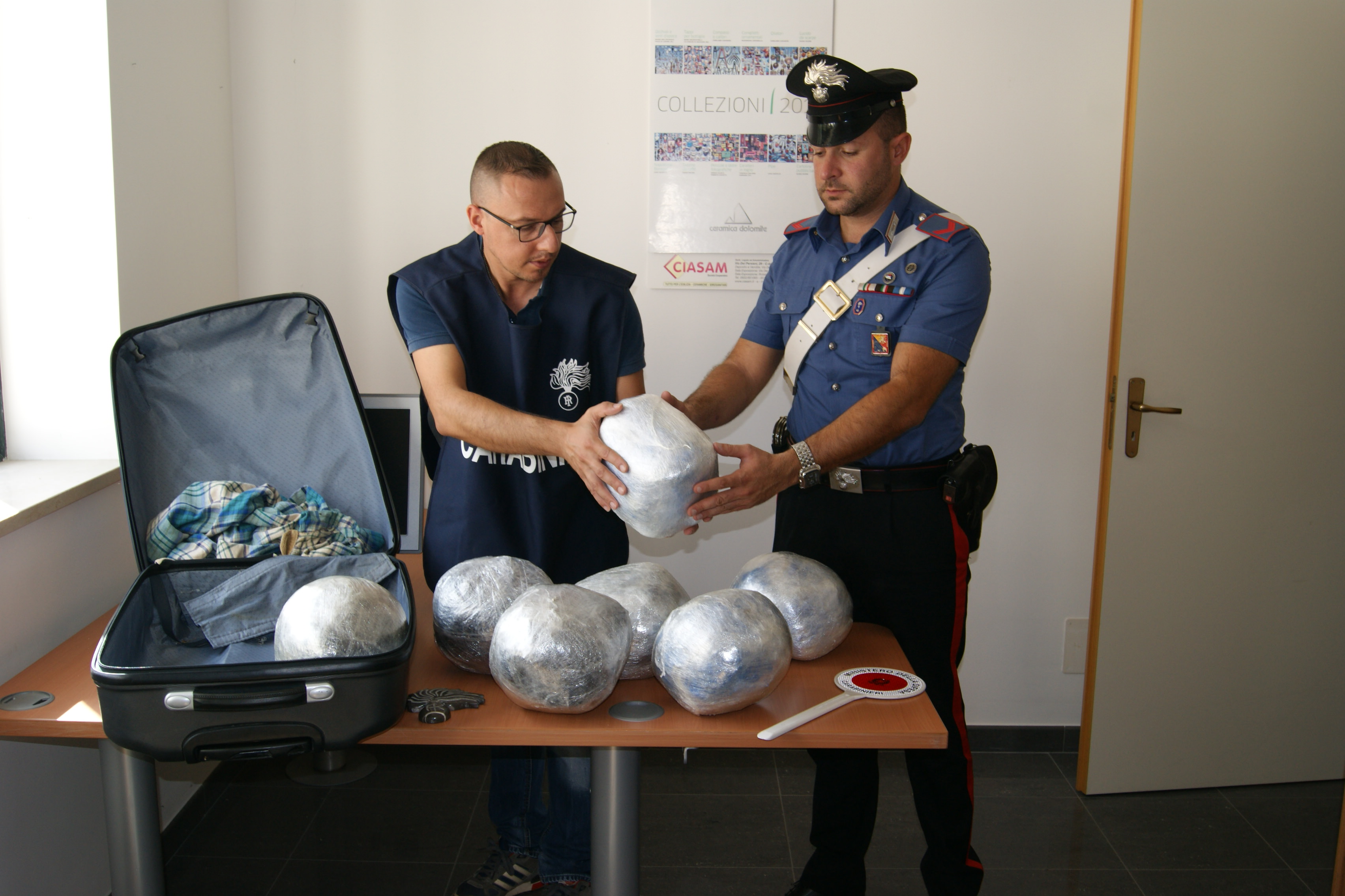 Involucri di droga come palloni da calcio, arrestati corrieri albanesi