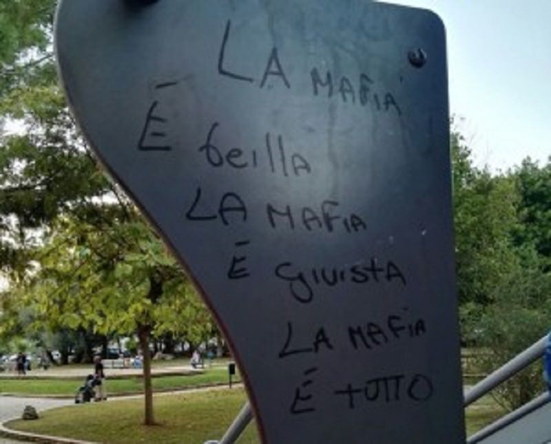 “La mafia è bella, è giusta, è tutto”: la scritta incivile al parco giochi di piazza Adda