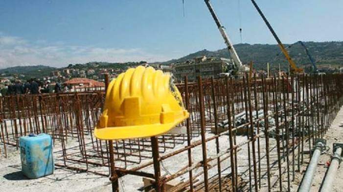 Incidente sul lavoro, precipita dal tetto di un capannone e si schianta al suolo: morto operaio siciliano