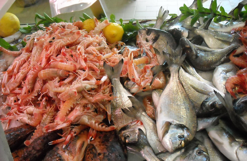 Controlli ai venditori abusivi, più di 70 chili di prodotti ittici sequestrati: i dettagli