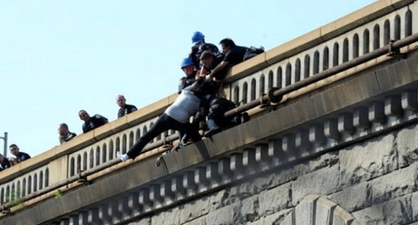 Niente lavoro né fidanzata: prova a buttarsi dal ponte, ma arriva una proposta inaspettata