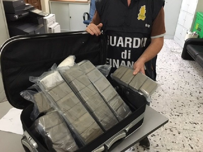 Droga nella valigia: arrestato corriere con 25 kg di hashish