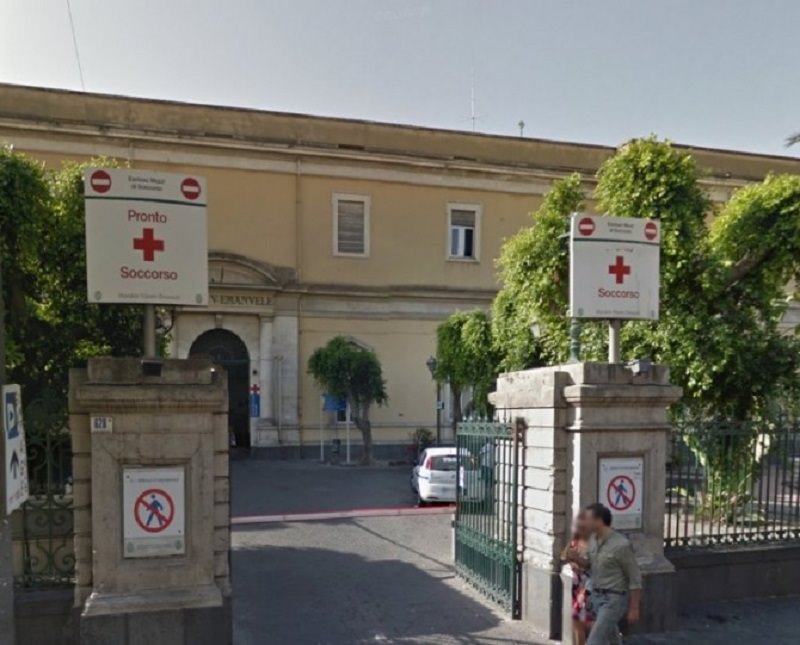 Pretende di parcheggiare davanti al pronto soccorso: 47enne prende a ceffoni vigilante al Vittorio Emanuele