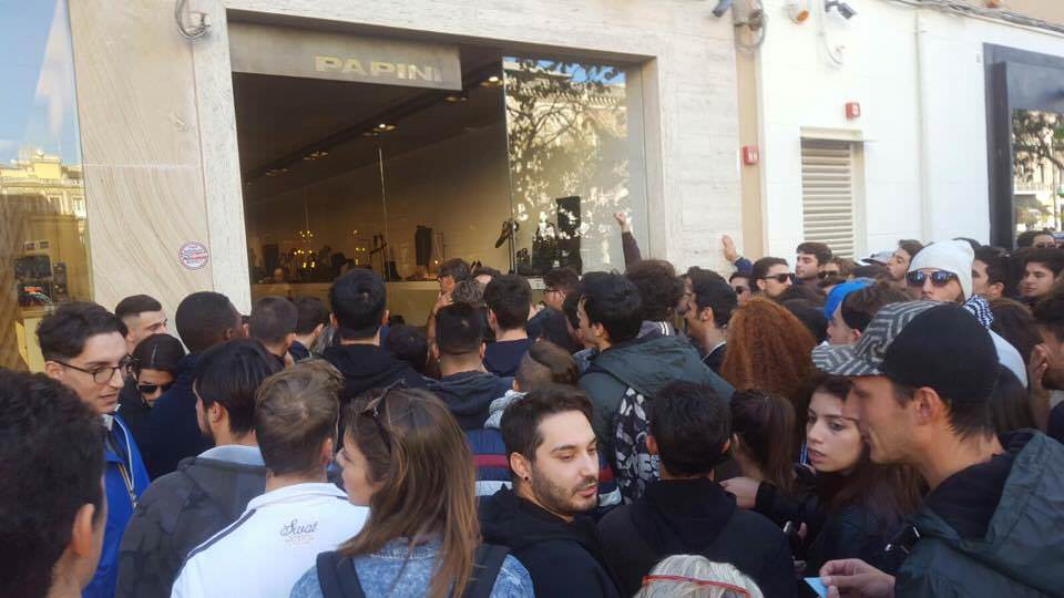 Esce un nuovo modello di scarpe e il negozio è preso d’assalto: cosa ne pensa la gente?