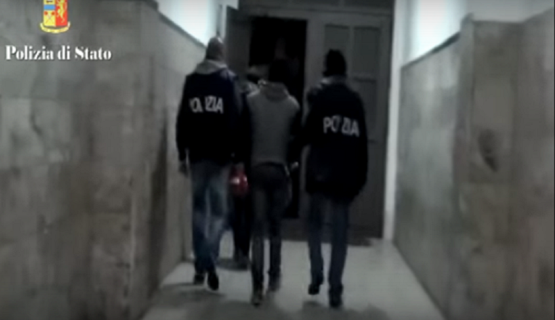 Giovane, prigioniera, vittima dei riti voodoo e costretta a prostituirsi: scattano gli arresti Giovane, prigioniera, vittima dei riti voodoo e costretta a prostituirsi: scattano gli arresti