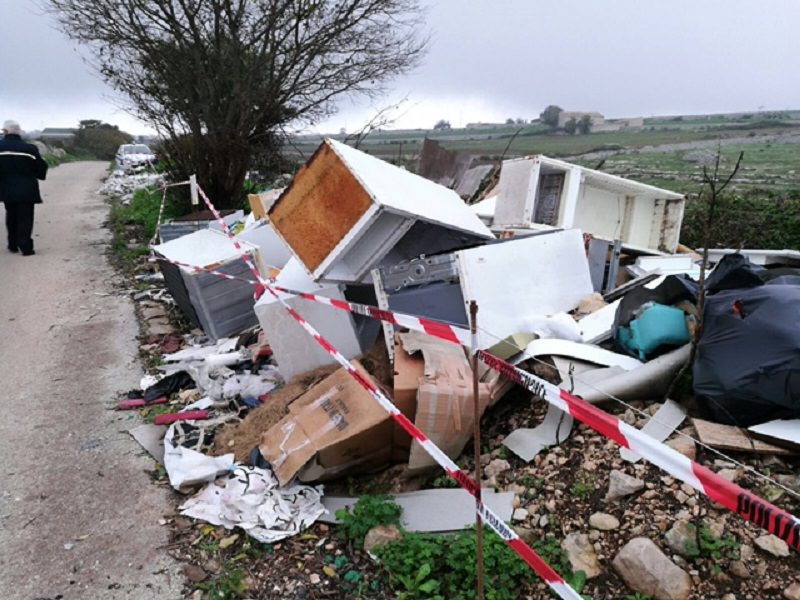 Eternit e materiali pericolosi a cielo aperto: sequestrata discarica abusiva