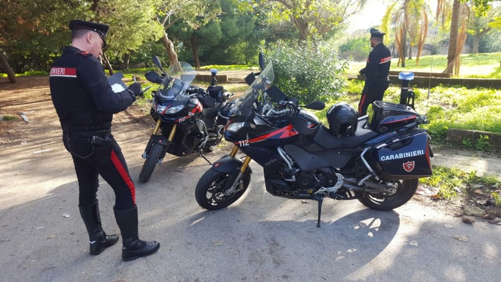 Sorpreso a rubare le panchine di una villetta comunale, arrestato