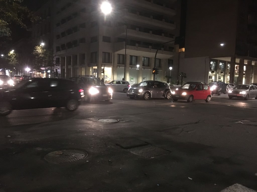 Black out ai semafori al viale Vittorio Veneto: attraversare è una roulette russa