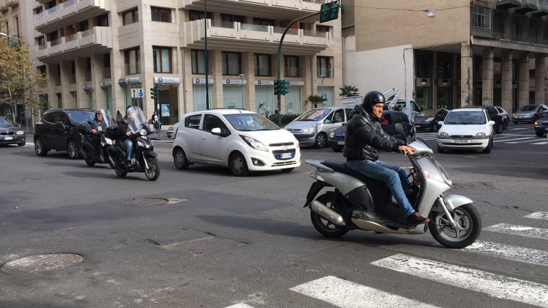 Guasto dei semafori tra viale Vittorio Veneto e via Gabriele D’Annunzio, giorno 3: è caos